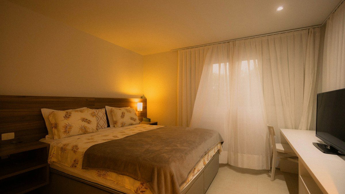 Hotel room with a bed and a TV on the desk